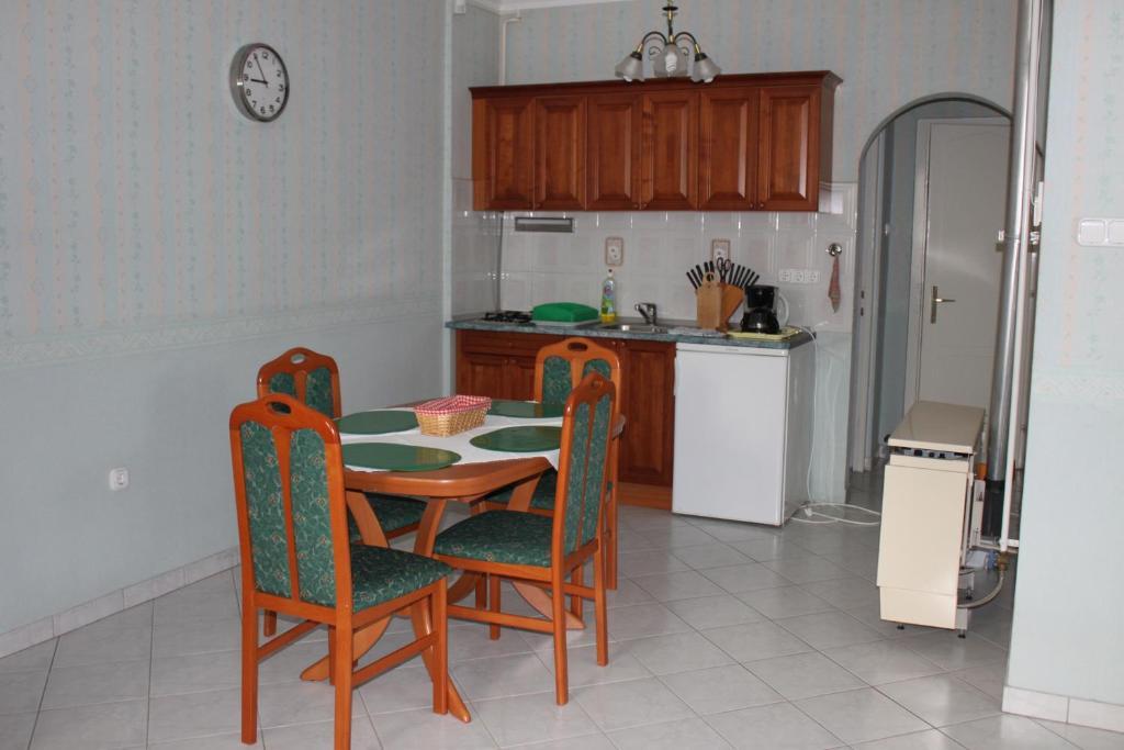 Orwa Apartmanok - Fenyofa Koez Zalakaros Phòng bức ảnh