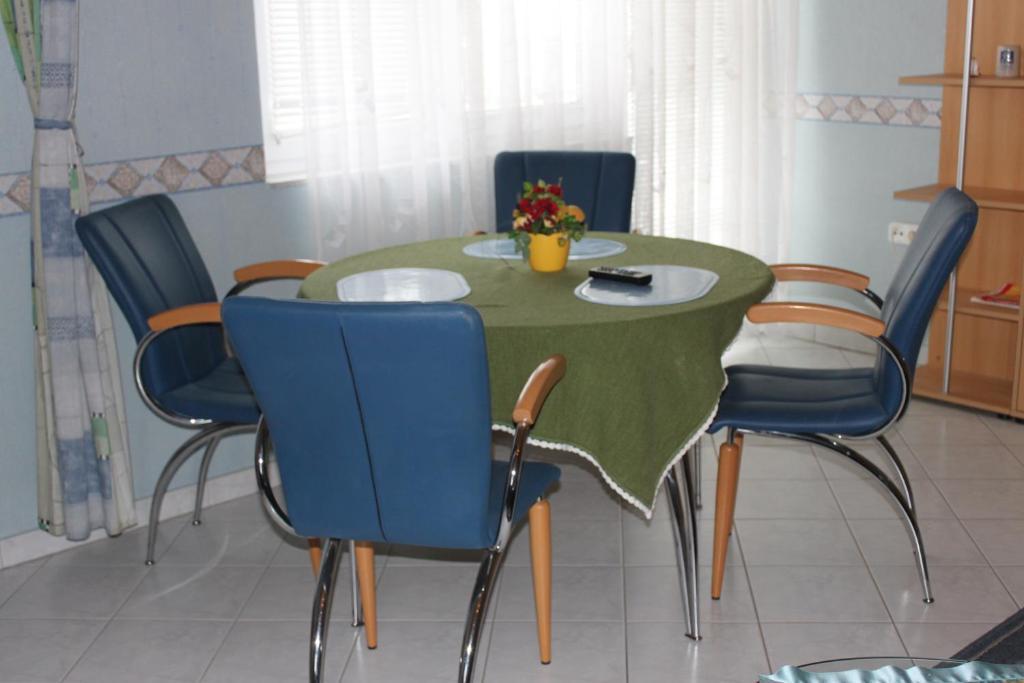Orwa Apartmanok - Fenyofa Koez Zalakaros Phòng bức ảnh