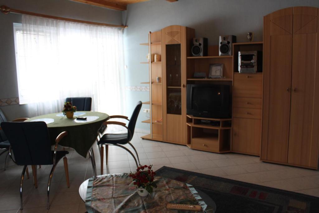 Orwa Apartmanok - Fenyofa Koez Zalakaros Phòng bức ảnh